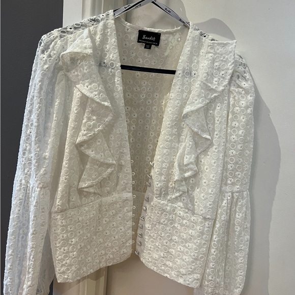 Bardot Tops - Bardot white beautiful blouse size AU 8